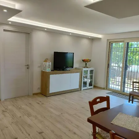 Apartment House & Garden - 5 Minutes To Piazza Rossetti