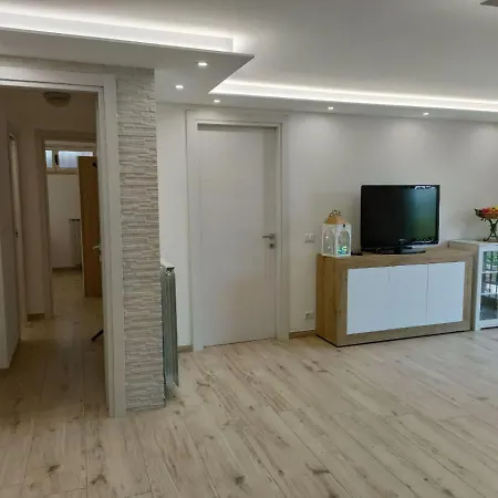 House & Garden - 5 Minutes To Piazza Rossetti Apartament